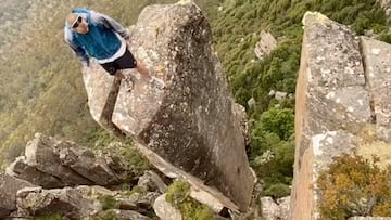 Sam Carter saltando en Albert's Tomb, Tasmania.