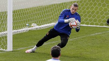 Lunin, entrenando con el Real Madrid.