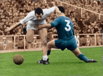 El malagueño Arias intenta parar a Amancio sin tener en cuenta por qué parte le engancha.