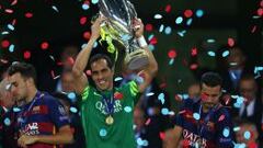 Claudio Bravo levanta el trofeo de la Supercopa europea.