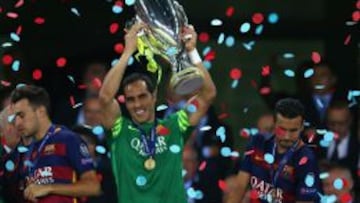 Claudio Bravo levanta el trofeo de la Supercopa europea.