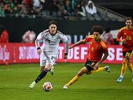 Chicago (United States), 01/04/2026.- Brian Gutierrez (L) of Mexico in action against Axel Witsel (C) of Belgium during the international friendly soccer match between Mexico and Belgium at Soldier Field in Chicago, Illinois, USA, 31 March 2026. (Futbol, Amistoso, Bélgica) EFE/EPA/VICTOR HILITSKI