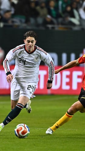 Chicago (United States), 01/04/2026.- Brian Gutierrez (L) of Mexico in action against Axel Witsel (C) of Belgium during the international friendly soccer match between Mexico and Belgium at Soldier Field in Chicago, Illinois, USA, 31 March 2026. (Futbol, Amistoso, Bélgica) EFE/EPA/VICTOR HILITSKI