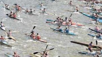 <b>EL PRINCIPIO. </b>La salida en Arriondas de las 641 piraguas volvió a ser un fantástico espectáculo. embarcaciones