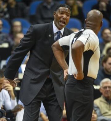 El director técnico interino de Timberwolves, Sam Mitchell discute con el árbitro Derrick Collins.