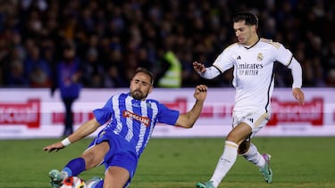 El centrocampista del Real Madrid Brahim Díaz (d) ante Pesca, delantero del Arandina durante el partido de dieciseisavos de final de la Copa del Rey que Arandina y Real Madrid disputan hoy sábado en el estadio El Montecillo, en Aranda de Duero.