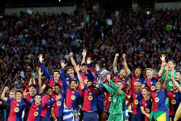 Los jugadores del Barcelona celebran el título de Liga al final del encuentro de la jornada 37 de LaLiga entre FC Barcelona y Villarreal CF.