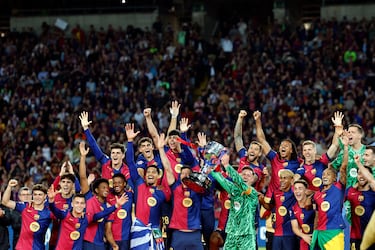 Los jugadores del Barcelona celebran el título de Liga al final del encuentro de la jornada 37 de LaLiga entre FC Barcelona y Villarreal CF.