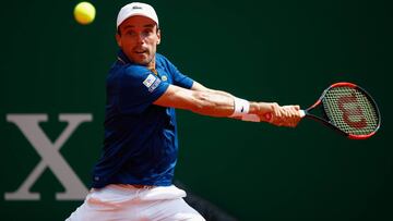 Roberto Bautista devuelve una bola ante Feliciano López en su partido de segunda ronda del Masters 1.000 de Montecarlo.