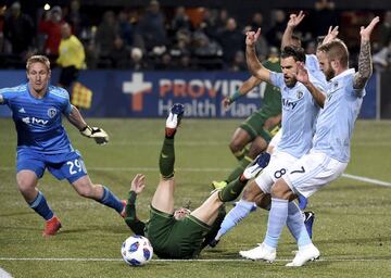 Portland pidió penalti por falta de Russell sobre Villafaña, pero el árbitro no señaló nada. 