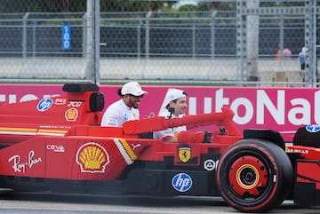 Durante el Gran Premio de Miami 2025, los 20 pilotos de F車rmula 1 desfilaron en r谷plicas a tama?o real de sus monoplazas, construidas con aproximadamente 400.000 piezas de LEGO cada una. Estas versiones el谷ctricas, con neum芍ticos Pirelli reales, alcanzaban hasta 20 km/h y fueron creadas en colaboraci車n con LEGO. El desfile reemplaz車 al tradicional cami車n de presentaci車n, ofreciendo una experiencia m芍s creativa, que gener車 entusiasmo tanto en la pista como entre los espectadores. La iniciativa busca acercar el espect芍culo de la F1 a los fans.