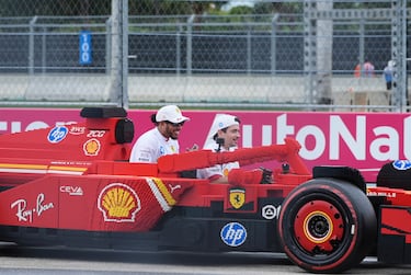 Durante el Gran Premio de Miami 2025, los 20 pilotos de Fórmula 1 desfilaron en réplicas a tamaño real de sus monoplazas, construidas con aproximadamente 400.000 piezas de LEGO cada una. Estas versiones eléctricas, con neumáticos Pirelli reales, alcanzaban hasta 20 km/h y fueron creadas en colaboración con LEGO. El desfile reemplazó al tradicional camión de presentación, ofreciendo una experiencia más creativa, que generó entusiasmo tanto en la pista como entre los espectadores. La iniciativa busca acercar el espectáculo de la F1 a los fans.