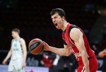 Esta es su quinta temporada en Múnich y ha cuajado muy bien en el nuevo Bayern de Trinchieri. El conjunto bávaro ha sido la gran revelación de este curso y Lucic se estrenará en unos playoffs de la Euroliga a sus 31 años. El alero serbio lidera un equipo sin grandes nombres, pero que ha hecho bloque. Lucic ha acabado la temporada en el Top-10 de valoración de la competición con récord de puntos y más de un 40% de acierto en triples. Un paso al frente para un jugador que siempre se ha caracterizado más por su trabajo atrás. 