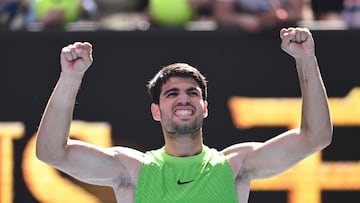 MELBOURNE (Australia), 25/01/2026.- Carlos Alcaraz of Spain celebrates victory over Tommy Paul of the USA during their mens fourth round match on day 8 of the 2026 Australian Open tennis tournament at Melbourne Park in Melbourne, Australia, 25 January 2026. (Tenis, España) EFE/EPA/ROB PREZIOSO AUSTRALIA AND NEW ZEALAND OUT