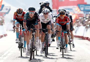 Primer grupo de un pelotón fraccionado que entra en meta tras el vencedor de la etapa Remco Evenepoel en la 14 etapa de la Vuelta a España con un recorrido de 156,6 Km entre Sauveterre de Bearn y Larra Blagoa.