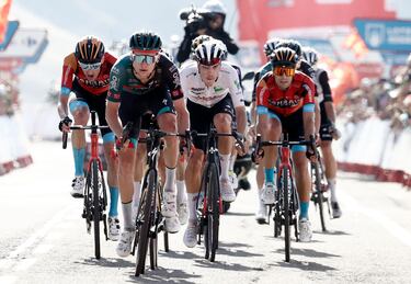 Primer grupo de un pelotón fraccionado que entra en meta tras el vencedor de la etapa Remco Evenepoel en la 14 etapa de la Vuelta a España con un recorrido de 156,6 Km entre Sauveterre de Bearn y Larra Blagoa.