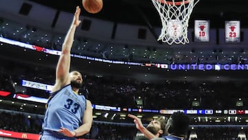 THM09. CHICAGO (EE.UU.), 15/03/2017.- El español Marc Gasol (i) de Memphis Grizzlies en acción ante Chicago Bulls hoy, jueves 16 de marzo de 2017, durante un juego de la NBA en el United Center en Chicago (EE.UU.). EFE/TANNEN MAURY