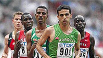 <b>EN CABEZA.</B> El Guerrouj manda en su serie de 5.000 metros.