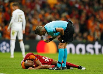 Steven N'Zonzi con el árbitro Daniele Orsato.