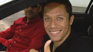 <b>FELIZ. </b>Adriano estaría encantado de viajar a Barcelona. A final de temporada dijo que quería irse.