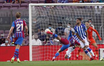 Chilena de Antoine Griezmann que se marcha por alto. La primera ocasión del Barcelona.