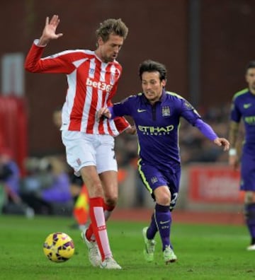 Futbolista inglés, juega de delantero en el Stoke City, mide 2.01cm