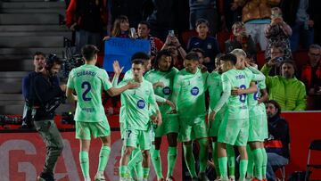 PALMA DE MALLORCA, 03/12/2024.- Los jugadores del Barcelona celebran el segundo gol ante el Mallorca, durante el partido de la jornada 19 de LaLiga EA Sports que RCD Mallorca y FC Barcelona disputan este martes en el estadio de Son Moix. EFE/ MIQUEL BORRÀS
