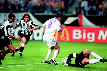 Fichado en 1996 por el Real madrid tras pagarle la clausla de rescisión al Valencia. El jugador es recordado por los madridistas por ser el autor del gol en la final de la Copa de Europa de 1998 ante la Juventus en Ámsterdam. El héroe de la Séptima, el Real Madrid terminó con una sequía de 32 años sin conseguir la Copa de Europa. 