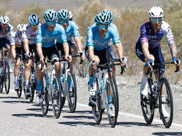 Fernando Gaviria ganó la cuarta etapa de la carrera argentina. Se impuso en el embalaje ante Peter Sagan y celebró por primera vez con el Movistar Team.