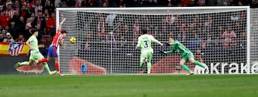 1-0. Saca en largo con el pie Jan Oblak, cabecea Samuel Lino y deja todo el espacio a Antoine Griezmann, avanza, asiste a Giuliano Simeone dentro del área y pone el pase de la muerte a Julián Álvarez para que marque a placer el primer tanto.