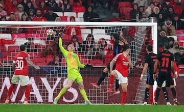 4-4. Centro medido de Pedri desde la izquierda que remata de cabeza Eric Garca, superando al guardameta del Benfica, Anatolii Trubin.