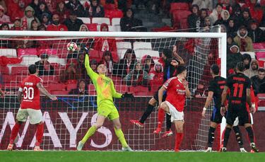 4-4. Centro medido de Pedri desde la izquierda que remata de cabeza Eric García, superando al guardameta del Benfica, Anatolii Trubin.