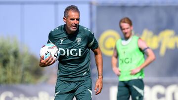 Gaizka Garitano dirigiendo un entrenamiento en la Ciudad Deportiva Bahía de Cádiz.