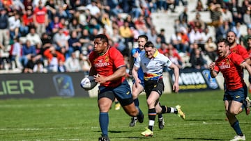 Titi Futeu, jugador hispano-camerunés de rugby durante un partido.