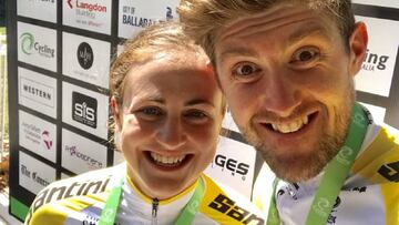 Grace Brown y Luke Durbridge posan con sus maillots de campeones de Australia de contrarreloj.