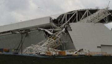 Una parte del estadio se ha derrumbado mientras se trabaja en él y tres obreros han resultado muertos. El Arena Corinthians acogerá el partido inagural del Mundial.