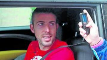 <b>UNA FOTO... </b>Luis García atendió ayer a un buen número de aficionados que se concentraron en la Ciudad Deportiva.
