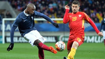 El futbolista Antoine Conte lucha por un balón durante un partido entre Francia y Macedonia en la fase de clasificación para el Europeo Sub-21 de 2017.