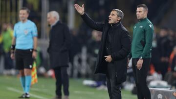 Istanbul (Turkey), 11/12/2024.- Athletic Bilbao's head coach Ernesto Valverde gestures during the UEFA Europa League match between Fenerbahce and Athletic Bilbao in Istanbul, Turkey, 11 December 2024. (Turquía, Estanbul) EFE/EPA/ERDEM SAHIN