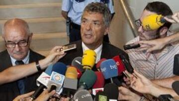 <b>CONSTERNADOS.</b> Todos cuantos pasaron por la capilla ardiente de Jarque mostraron su abatimiento.