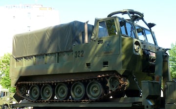 Es un vehculo blindado de apoyo logstico, dise?ado para el transporte de suministros y equipos en el campo de batalla. Tiene un peso en combate de 12.850 kg y una gran capacidad de carga de 7.400 kg, lo que le permite llevar municiones, combustible y otros materiales esenciales. Est armado con una ametralladora AMP de 12,70 mm, proporcionando capacidad de autodefensa. Adems, cuenta con capacidades anfibias, lo que le permite operar en terrenos con cuerpos de agua sin necesidad de preparacin adicional, mejorando su versatilidad en combate.