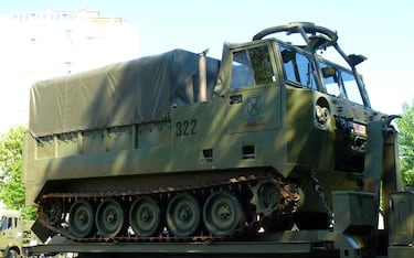 Es un vehículo blindado de apoyo logístico, diseñado para el transporte de suministros y equipos en el campo de batalla. Tiene un peso en combate de 12.850 kg y una gran capacidad de carga de 7.400 kg, lo que le permite llevar municiones, combustible y otros materiales esenciales. Está armado con una ametralladora AMP de 12,70 mm, proporcionando capacidad de autodefensa. Además, cuenta con capacidades anfibias, lo que le permite operar en terrenos con cuerpos de agua sin necesidad de preparación adicional, mejorando su versatilidad en combate.