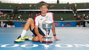 Pablo Carreño posa con el título de campeón del Kooyong Classic tras ganar en la final al australiano Matthew Ebden.