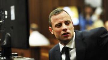 El atleta paral&iacute;mpico sudafricano Oscar Pistorius asiste al jucio por asesinato a su novia, la modelo Reeva Steenkamp, en el Tribunal Superior de Pretoria (Sud&aacute;frica).