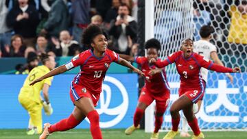 Panama's midfielder #10 Marta Cox (L) celebrates scoring her team's first goal during the Australia and New Zealand 2023 Women's World Cup Group F football match between Panama and France at Sydney Football Stadium in Sydney on August 2, 2023. (Photo by DAVID GRAY / AFP)