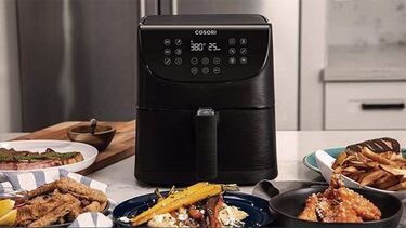 Encontramos la freidora de aire Cosori con pantalla LED y más de 100 recetas saludables