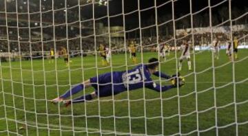 Courtois para el penalti a Jonathan Viera.