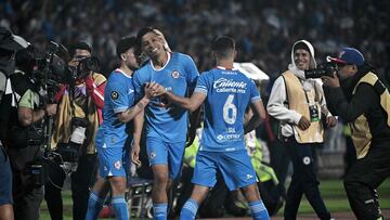Cruz Azul's forward #09 Angel Sepulveda (C) celebrates with teammates after scoring a penalty kick and his team's first goal during the CONCACAF Champions Cup all-Mexican semi-final second leg match between Cruz Azul and Tigres at the Olimpico Universitario stadium in Mexico City on May 1, 2025. (Photo by Carl de Souza / AFP)