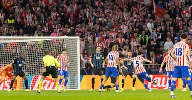 Se estrena como goleador rojiblanco Johnny Cardoso y lo hace de una manera y en un momento crucial: balón suelto a la salida de un córner, Mechele no acierta a despejar y el balón le cae en la frontal al ‘5’, que controla y saca su diestra a pasear: el balón roza ligeramente en Vanaken pero la pelota entra en la portería con una violencia tremenda. ¡Celebra con rabia el mediocentro!