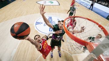 Davic entra a canasta ante la presencia de Kravic.